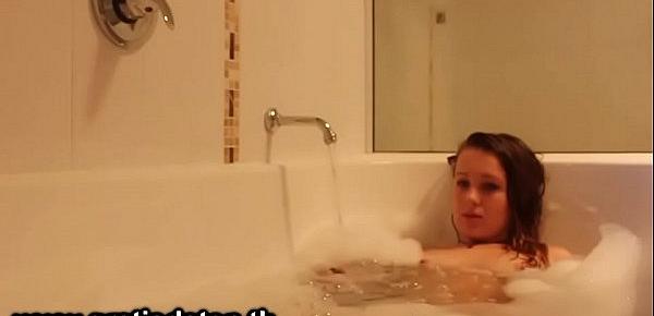  Junges Teenie besorgt es sich im Bad